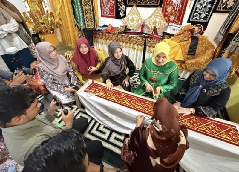 Ketua Dekranasda Provinsi Aceh Ny Marlina Usman didampingi Ketua Dekranasda Aceh Barat Ny Afrinda Novalia meninjau produk kerajinan eceng gondok di sentra UMKM Desa Kubu, Kecamatan Arongan Lambalek, Kamis (13/8/2026). Foto: Dok. Pemkab Aceh Barat