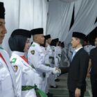 Bupati Aceh Barat Tarmizi, S.P., M.M., didampingi Wakil Bupati Said Fadheil, S.H., bersama unsur Forkopimda mengukuhkan anggota Paskibraka Kabupaten Aceh Barat Tahun 2026 di halaman Pendopo Bupati Aceh Barat, Sabtu (15/8/2026) malam. Foto: Dok. Pemkab Aceh Barat