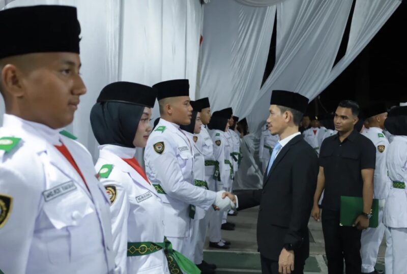 Bupati Aceh Barat Tarmizi, S.P., M.M., didampingi Wakil Bupati Said Fadheil, S.H., bersama unsur Forkopimda mengukuhkan anggota Paskibraka Kabupaten Aceh Barat Tahun 2026 di halaman Pendopo Bupati Aceh Barat, Sabtu (15/8/2026) malam. Foto: Dok. Pemkab Aceh Barat 