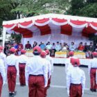 Bupati Aceh Barat Tarmizi, S.P., M.M., bersama Wakil Bupati Said Fadheil, S.H., membuka lomba gerak jalan tingkat SD dan SMP dalam rangka menyemarakkan HUT ke-81 Kemerdekaan RI di Bundaran Taman Hijriah, Desa Panggong, Kecamatan Johan Pahlawan, Minggu (16/8/2026). Foto: Dok. Pemkab Aceh Barat