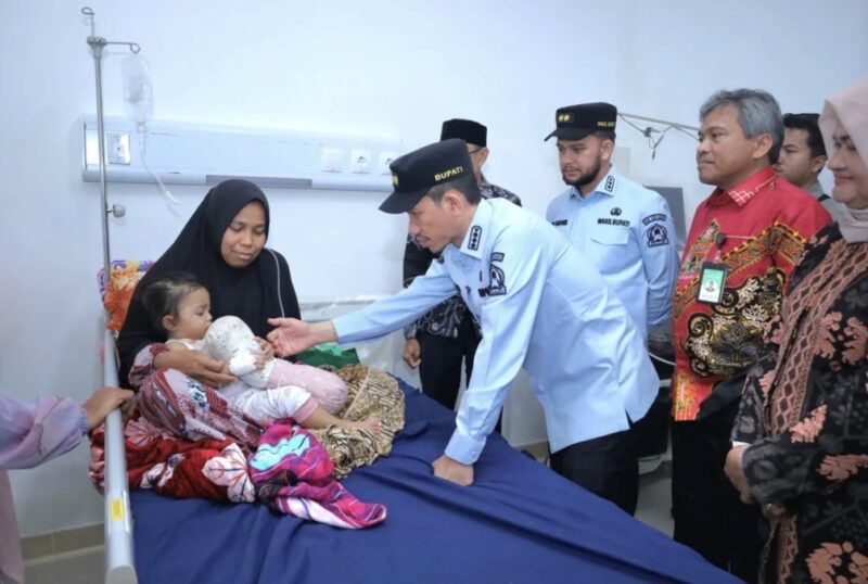 Bupati Aceh Barat Tarmizi, S.P., M.M. bersama Wakil Bupati Said Fadheil, S.H. dan jajaran meninjau persiapan peresmian sejumlah fasilitas dan alat kesehatan di RSUD Cut Nyak Dhien, termasuk Cath Lab yang kembali difungsikan setelah tidak beroperasi sejak 2018, Minggu (16/8/2026). Foto: Dok. Pemkab Aceh Barat 