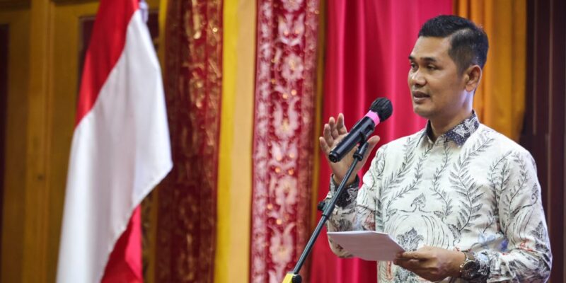 Sekda Aceh, M. Nasir, S.IP, MPA, memberikan sambutan saat menjamu makan malam bersama Pasukan Pengibar Bendera Pusaka (Paskibraka) Provinsi Aceh tahun 2026, di Meuligoe Gubernur Aceh, Banda Aceh, Senin (17/8/2026). Foto: Dok. Biro Adpim Setda Aceh