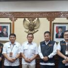 Wakil Gubernur Aceh, H. Fadhlullah, foto bersama saat menerima silaturahmi dan audiensi Kepala BPS Aceh, Agus Andria, SS.T, M.Si, beserta jajaran, di Ruang Rapat Wakil Gubernur Aceh, Banda Aceh, Selasa, (18/8/2026). Foto: Dok. Biro Adpim Setda Aceh