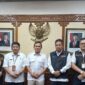 Wakil Gubernur Aceh, H. Fadhlullah, foto bersama saat menerima silaturahmi dan audiensi Kepala BPS Aceh, Agus Andria, SS.T, M.Si, beserta jajaran, di Ruang Rapat Wakil Gubernur Aceh, Banda Aceh, Selasa, (18/8/2026). Foto: Dok. Biro Adpim Setda Aceh 