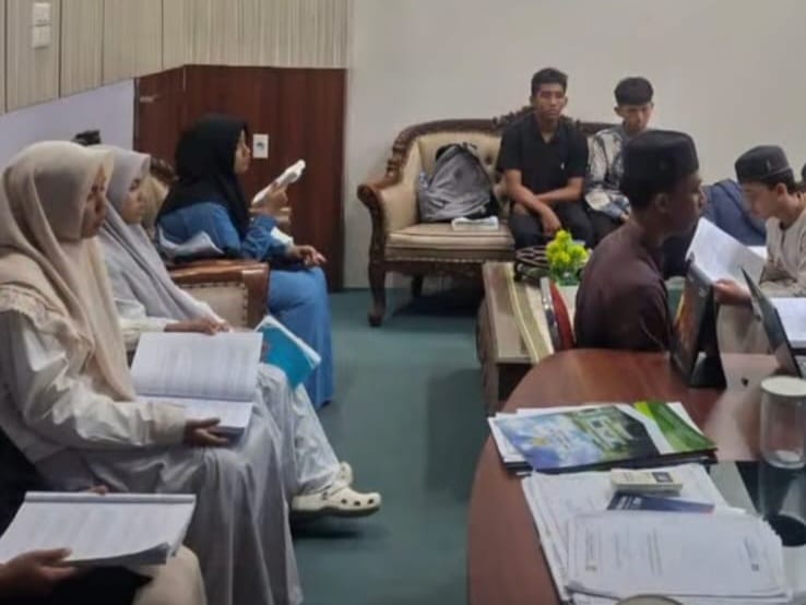 Calon kafilah MTQ Kota Banda Aceh mengikuti pembinaan intensif yang digelar Dinas Syariat Islam bersama LPTQ di Aula Dinas Syariat Islam, Minggu (16/8/2026). Foto: Dok. Diskominfo Kota Banda Aceh