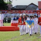 Wakil Bupati Aceh Barat Said Fadheil bertindak sebagai inspektur upacara penurunan Bendera Merah Putih pada peringatan HUT ke-81 Kemerdekaan RI di Lapangan Teuku Umar Meulaboh, Senin (17/8/2026). Foto: Dok. Pemkab Aceh Barat