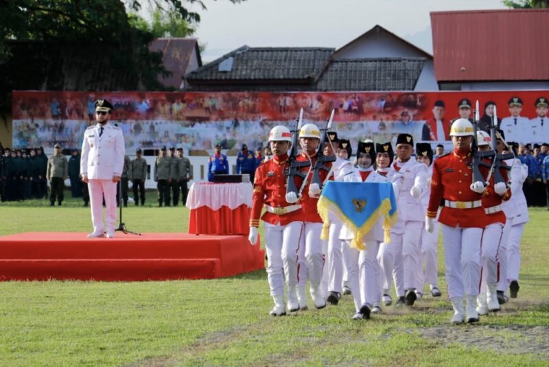 Wakil Bupati Aceh Barat Said Fadheil bertindak sebagai inspektur upacara penurunan Bendera Merah Putih pada peringatan HUT ke-81 Kemerdekaan RI di Lapangan Teuku Umar Meulaboh, Senin (17/8/2026). Foto: Dok. Pemkab Aceh Barat