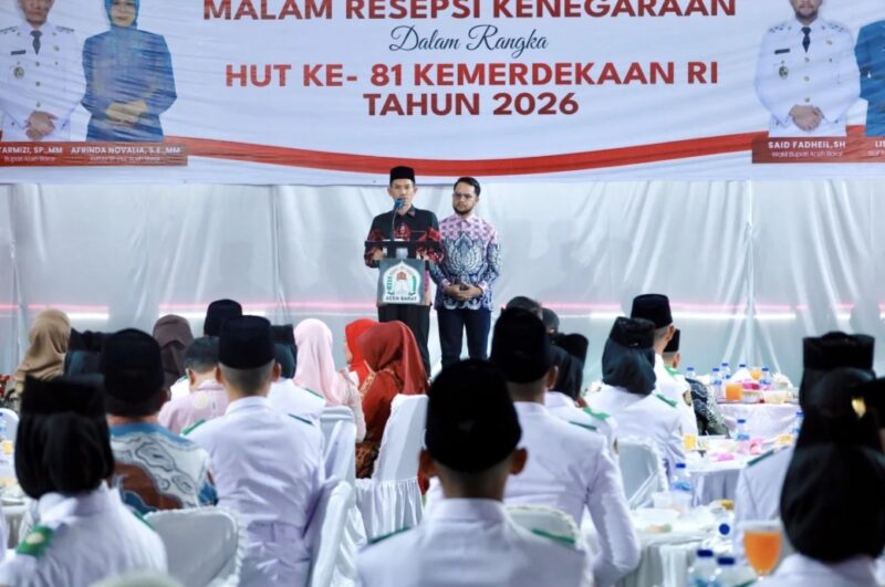 Bupati Aceh Barat Tarmizi SP, MM bersama Wakil Bupati Said Fadheil memberikan sambutan saat membuka resepsi kenegaraan dalam rangka memperingati HUT ke-81 Kemerdekaan RI di Pendopo Bupati Aceh Barat, Senin malam (17/8/2026). Foto: Dok. Pemkab Aceh Barat