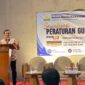 Wakil Gubernur Aceh H. Fadhlullah saat memberikan sambutan pada kegiatan Sosialisasi Peraturan Gubernur Aceh Nomor 29 Tahun 2025 tentang Nilai Perolehan Air Permukaan serta Keputusan Gubernur Aceh Nomor 900.1.1.3/658 Tahun 2026 tentang Penetapan Nilai Perolehan Air Permukaan, di Hotel The Pade, Aceh Besar, Rabu (19/8/2026). Foto: Dok. Biro Adpim Setda Aceh 