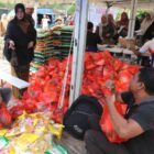 Wali Kota Banda Aceh Illiza Sa’aduddin Djamal meninjau pelaksanaan Pasar Murah Bersubsidi di halaman parkir Taman Ratu Safiatuddin, Bandar Baru, Kecamatan Kuta Alam, Selasa (18/8/2026). Foto: Dok. Prokopim Kota Banda Aceh
