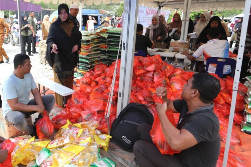 Wali Kota Banda Aceh Illiza Sa’aduddin Djamal meninjau pelaksanaan Pasar Murah Bersubsidi di halaman parkir Taman Ratu Safiatuddin, Bandar Baru, Kecamatan Kuta Alam, Selasa (18/8/2026). Foto: Dok. Prokopim Kota Banda Aceh