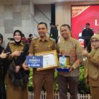 Wali Kota Banda Aceh Illiza Sa’aduddin Djamal bersama Asisten Administrasi Umum Setda Aceh A. Murtala dan Plt Kepala DPKA Aceh Zulkifli menyerahkan penghargaan kepada pemenang Lomba Perpustakaan Desa Terbaik Tingkat Provinsi Aceh pada Festival Literasi Aceh 2026 di Gedung Perpustakaan Aceh, Selasa (18/8/2026). Foto: Dok. Diskominfo Kota Banda Aceh