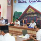 Sekda Kota Banda Aceh Jalaluddin membuka kegiatan Pendampingan dan Penguatan PPID Gampong di Aula Balee Keurukon, Balai Kota Banda Aceh, Rabu (19/8/2026). Foto: Dok. Diskominfo Kota Banda Aceh