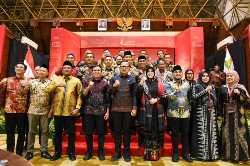 Foto bersama usai Koordinator Forum Komunikasi Kabupaten/Kota se-Aceh (FKKA) oleh Wakil Menteri Dalam Negeri Bima Arya Sugiarto di Anjong Mon Mata, Banda Aceh, Rabu (19/8/2026). Foto: Dok. Prokopim Kota Banda Aceh
