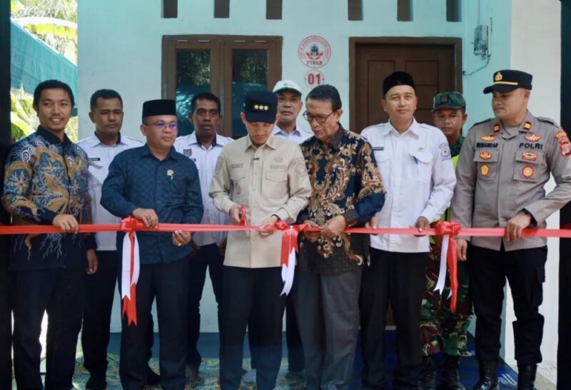 Bupati Aceh Barat Tarmizi SP, MM melakukan prosesi pemotongan pita saat meresmikan Rumah Layak Huni bantuan Forum Tokoh Peduli Aceh Barat (FTPAB) di Desa Pasi Jeut, Kecamatan Woyla Barat, Rabu (19/8/2026). Foto: Dok. Pemkab Aceh Barat