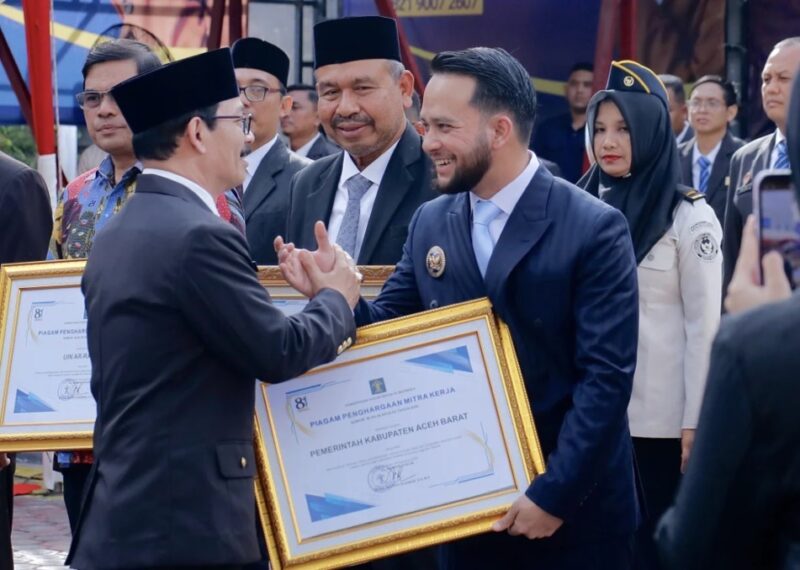 Kepala Kantor Wilayah Kementerian Hukum Aceh Meurah Budiman menyerahkan penghargaan kepada Wakil Bupati Aceh Barat Said Fadheil sebagai apresiasi atas dedikasi dalam pendampingan inovator lokal dan penguatan ekonomi kreatif melalui perlindungan kekayaan intelektual, di Banda Aceh, Rabu (19/8/2026). Foto: Dok. Pemkab Aceh Barat