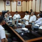Wakil Gubernur Aceh, H. Fadhlullah, bersama Ketua MPU Aceh, Tgk.H.Faisal Ali, Asisten Pemerintahan, Keistimewaan Aceh, dan Kesejahteraan Rakyat Sekda Aceh, Drs. Syakir, M.Si, dan para Kepala SKPA/Biro/Instansi terkait, mengikuti Rapat Koordinasi Persiapan Pembentukan Desk Aceh dalam rangka Penguatan Substansi Politik dan Keamanan yang diselenggarakan Kemenko Polkam RI secara virtual, di Ruang Kerja Wakil Gubernur Aceh, Banda Aceh, Rabu (19/8/2026). Foto: Dok. Biro Adpim Setda Aceh 