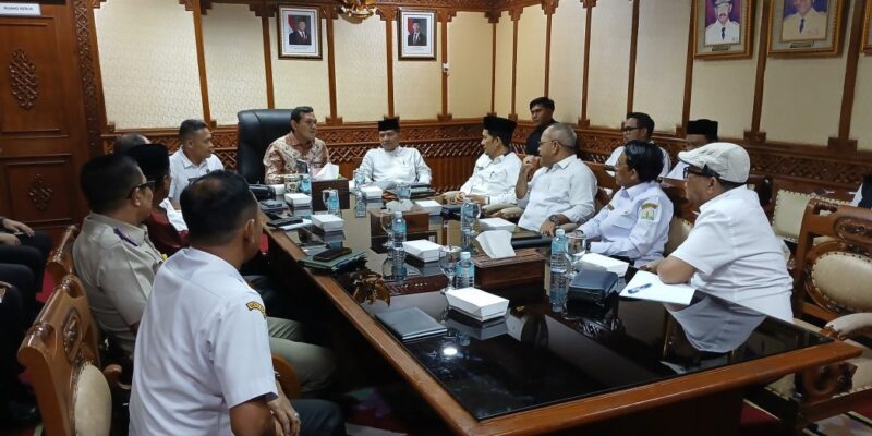 Wakil Gubernur Aceh, H. Fadhlullah, bersama Ketua MPU Aceh, Tgk.H.Faisal Ali, Asisten Pemerintahan, Keistimewaan Aceh, dan Kesejahteraan Rakyat Sekda Aceh, Drs. Syakir, M.Si, dan para Kepala SKPA/Biro/Instansi terkait, mengikuti Rapat Koordinasi Persiapan Pembentukan Desk Aceh dalam rangka Penguatan Substansi Politik dan Keamanan yang diselenggarakan Kemenko Polkam RI secara virtual, di Ruang Kerja Wakil Gubernur Aceh, Banda Aceh, Rabu (19/8/2026). Foto: Dok. Biro Adpim Setda Aceh 