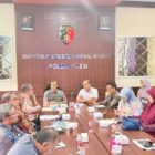 Asisten Perekonomian dan Pembangunan Sekda Aceh, Ir. T. Robby Irza, S.SiT, MT, bersama para Kepala SKPA/Biro terkait, menghadiri Rapat Tindak Lanjut Penanganan Kasus BBM dan Gas Bumi di Aceh yang diselenggarakan oleh Direktorat Reserse Kriminal Khusus Polda Aceh, di Aula Ditreskrimsus Polda Aceh, Banda Aceh, Kamis (20/8/2026). Foto: Dok. Biro Adpim Setda Aceh 