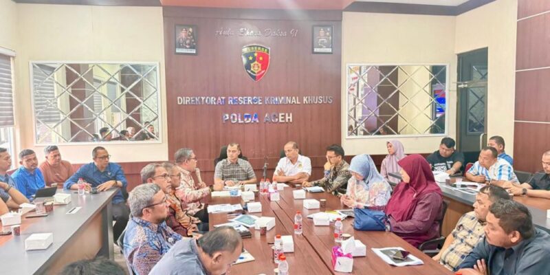 Asisten Perekonomian dan Pembangunan Sekda Aceh, Ir. T. Robby Irza, S.SiT, MT, bersama para Kepala SKPA/Biro terkait, menghadiri Rapat Tindak Lanjut Penanganan Kasus BBM dan Gas Bumi di Aceh yang diselenggarakan oleh Direktorat Reserse Kriminal Khusus Polda Aceh, di Aula Ditreskrimsus Polda Aceh, Banda Aceh, Kamis (20/8/2026). Foto: Dok. Biro Adpim Setda Aceh 