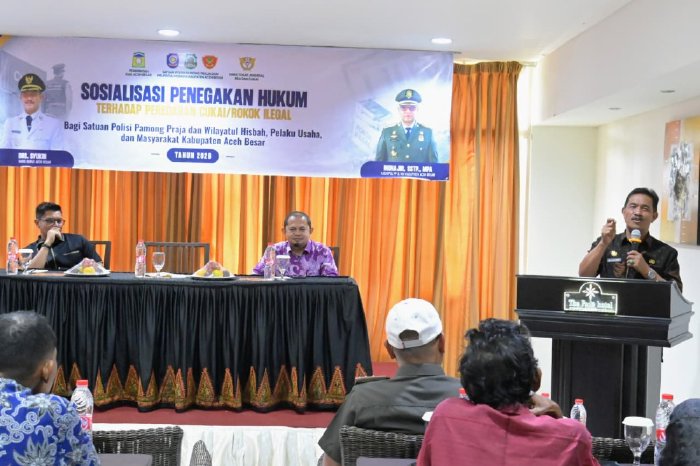 Wakil Bupati Aceh Besar Drs H Syukri A Jalil sampaikan sambutan sekaligus membuka Sosialaisasi Penegakan Hukum terhadap Peradaran Rokok Ilegal di Hotel The Pade, Kecamatan Darul Imarah, Aceh Besar, Kamis (20/8/2026). Foto: Dok. MC Aceh Besar