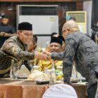 Bupati Aceh Besar, H Muharram Idris menghadiri pengukuhan dan rapat Forum Komunikasi Kabupaten/Kota se-Aceh (FKKA), di Anjong Mon Mata, Kompleks Meuligoe Gubernur Aceh, Banda Aceh, Rabu (19/8/2026) malam. Foto: Dok. MC Aceh Besar