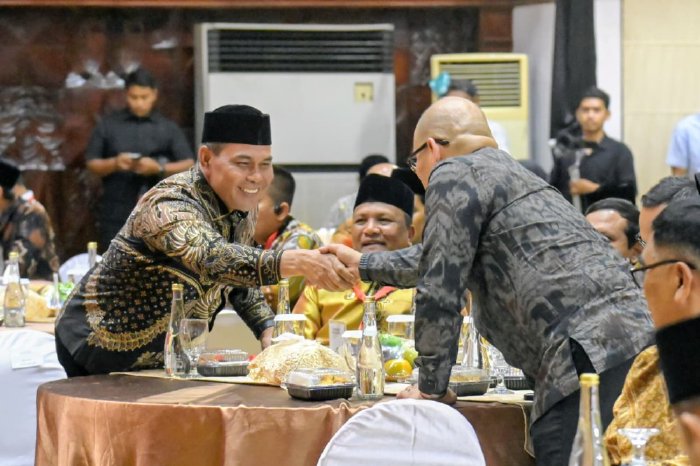 Bupati Aceh Besar, H Muharram Idris menghadiri pengukuhan dan rapat Forum Komunikasi Kabupaten/Kota se-Aceh (FKKA), di Anjong Mon Mata, Kompleks Meuligoe Gubernur Aceh, Banda Aceh, Rabu (19/8/2026) malam. Foto: Dok. MC Aceh Besar