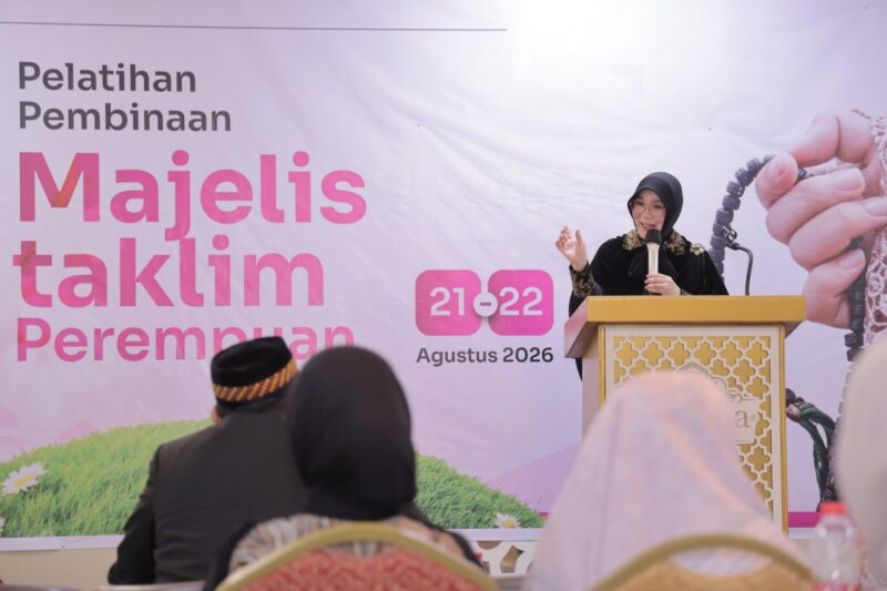 Wali Kota Banda Aceh Illiza Sa’aduddin Djamal membuka Pelatihan Pembinaan Majelis Taklim Perempuan di Hotel Kumala, Gampong Lamteh, Jumat (21/8/2026). Foto: Dok. Prokopim Kota Banda Aceh