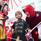Wali Kota Banda Aceh Illiza Sa’aduddin Djamal menyapa dan berinteraksi dengan anak-anak PAUD saat Karnaval HUT ke-81 Kemerdekaan RI di Balai Kota Banda Aceh, Sabtu (22/8/2026). Foto: Dok. Prokopim Kota Banda Aceh