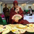 Wali Kota Banda Aceh Illiza Sa’aduddin Djamal melihat hasil kreasi kipas bambu bermotif khas Aceh dalam penutupan Pelatihan Inovasi dan Pengembangan Desain Produk Berbasis Kearifan Lokal yang digelar Dekranasda Kota Banda Aceh, Sabtu (22/8/2026). Foto: Dok. Diskominfo Kota Banda Aceh