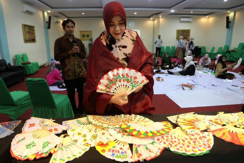 Wali Kota Banda Aceh Illiza Sa’aduddin Djamal melihat hasil kreasi kipas bambu bermotif khas Aceh dalam penutupan Pelatihan Inovasi dan Pengembangan Desain Produk Berbasis Kearifan Lokal yang digelar Dekranasda Kota Banda Aceh, Sabtu (22/8/2026). Foto: Dok. Diskominfo Kota Banda Aceh