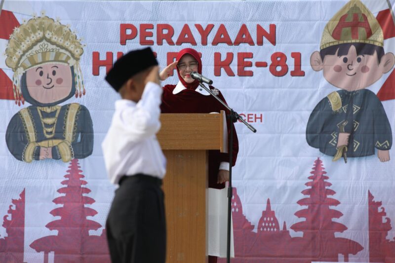 Wali Kota Banda Aceh Illiza Sa’aduddin Djamal menjadi pembina upacara HUT ke-81 Kemerdekaan RI bersama anak-anak Taman Edukasi Anak Cerdas di kawasan pemulung Gampong Jawa, Minggu (23/8/2026). Foto: Dok. Prokopim Kota Banda Aceh