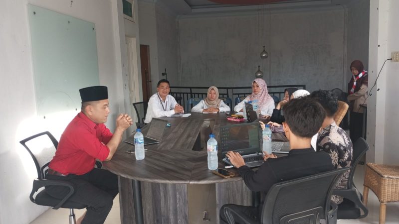 Pembina memberikan materi kepada calon peserta KTIQ sebagai bagian dari persiapan kafilah Banda Aceh menghadapi ajang MTQ, Minggu (23/8/2026). Foto: Dok. Diskominfo Kota Banda Aceh