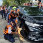 Petugas Dishub Kota Banda Aceh menggembok mobil yang kedapatan parkir di badan jalan kawasan tertib lalu lintas (KTL) Jalan T Nyak Arief, Senin (24/8/2026). Foto: Dok. Diskominfo Kota Banda Aceh