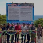 Asisten III Sekdakab Aceh Besar, Abdullah, S.Sos., memotong pita pertanda diresmikan kembali destinasi wisata Bukit Lamreh di Desa Lamreh, Kecamatan Masjid Raya, Kabupaten Aceh Besar, Minggu (23/8/2026). Foto: Dok. MC Aceh Besar