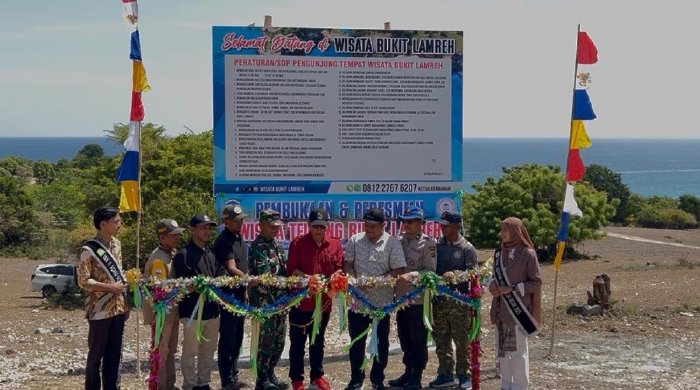 Asisten III Sekdakab Aceh Besar, Abdullah, S.Sos., memotong pita pertanda diresmikan kembali destinasi wisata Bukit Lamreh di Desa Lamreh, Kecamatan Masjid Raya, Kabupaten Aceh Besar, Minggu (23/8/2026). Foto: Dok. MC Aceh Besar