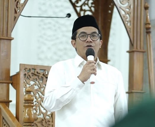 Ketua DPRK Banda Aceh Irwansyah ST menyampaikan pesan kepada jamaah dalam kegiatan zikir menyambut bulan Maulid di Masjid Baiturrahim, Minggu (23/8/2026). Foto: Dok. DPRK Banda Aceh