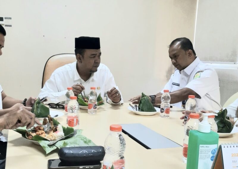 Direktur Utama RSUDZA Dr. Muhazar bersama Wakil Direktur Administrasi dan Umum RSUDZA T. Hendra Faisal membahas kondisi keuangan dan upaya penyelesaian utang rumah sakit kepada rekanan di Banda Aceh, Rabu (26/8/2026). Foto: Dok. Istimewa 