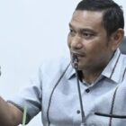 Ketua Fraksi Gerindra DPRK Banda Aceh Ramza Harli menyampaikan pandangan dalam rapat pembahasan RKUA PPAS 2027 di ruang Banggar DPRK Banda Aceh, Rabu (12/8/2026). Foto: Dok. Istimewa 