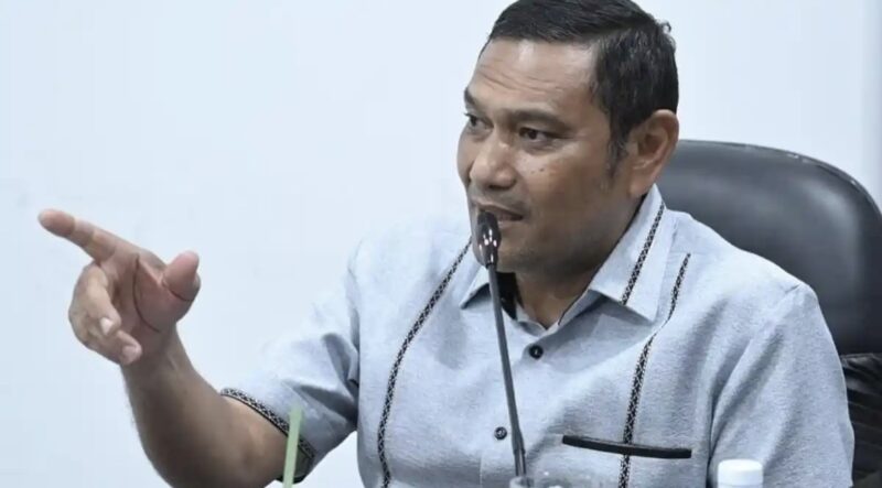 Ketua Fraksi Gerindra DPRK Banda Aceh Ramza Harli menyampaikan pandangan dalam rapat pembahasan RKUA PPAS 2027 di ruang Banggar DPRK Banda Aceh, Rabu (12/8/2026). Foto: Dok. Istimewa 