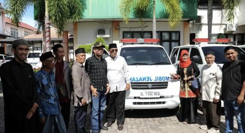 Wakil Ketua DPRK Banda Aceh Musriadi Aswad menyerahkan satu unit ambulans kepada masyarakat Gampong Kopelma Darussalam melalui Masjid Baitul Mustaqim, Jumat (14/8/2026). Foto: Dok. Istimewa 