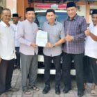 Kepala Dinas Kesehatan Kota Banda Aceh Wahyudi didampingi Ketua Fraksi PAN DPRK Banda Aceh Sofyan Helmi menyerahkan ambulans kepada Keuchik Gampong Ateuk Jawo Yusri Abidin, Jumat (14/8/2026). Foto: Dok. Istimewa 