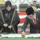 Ketua DPRK Banda Aceh, Irwansyah ST dan Wali Kota Banda Aceh, Illiza Sa’aduddin Djamal saat MoU RKUA PPAS APBK Banda Aceh 2027 di Gedung DPRK Banda Aceh, Jumat (14/8/2026). Foto: Dok. Istimewa 