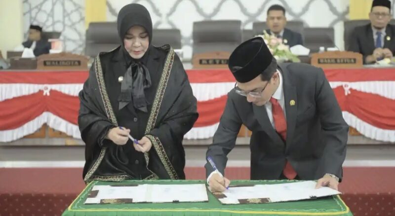 Ketua DPRK Banda Aceh, Irwansyah ST dan Wali Kota Banda Aceh, Illiza Sa’aduddin Djamal saat MoU RKUA PPAS APBK Banda Aceh 2027 di Gedung DPRK Banda Aceh, Jumat (14/8/2026). Foto: Dok. Istimewa 