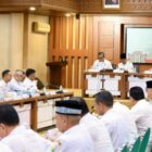 Wakil Gubernur Aceh, H. Fadhlullah, didampingi Plt. Sekda Aceh, TaufiK, ST, M.Si, dan para Asisten Sekda Aceh, memimpin Rapat Koordinasi bersama para Kepala SKPA/Biro, di Gedung Serba Guna, Setda Aceh, Banda Aceh, Rabu (26/8/2026). Foto: Dok. Biro Adpim Setda Aceh 