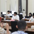 Plt. Sekda Aceh, Taufik, ST, M.Si, beserta Tim Anggaran Pemerintah Aceh (TAPA), menggelar rapat bersama Pimpinan dan Anggota DPRA, di Ruang Serba Guna DPRA, Banda Aceh, Rabu (26/8/2026). Foto: Dok. Biro Adpim Setda Aceh 