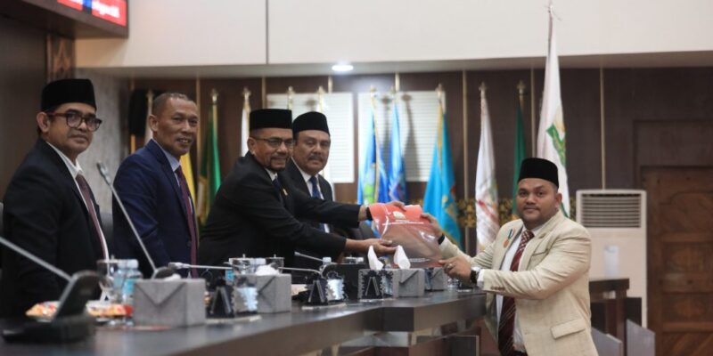 Plt. Sekda Aceh, Taufik, ST, M.Si, saat menghadiri Rapat Paripurna DPRA dengan agenda 