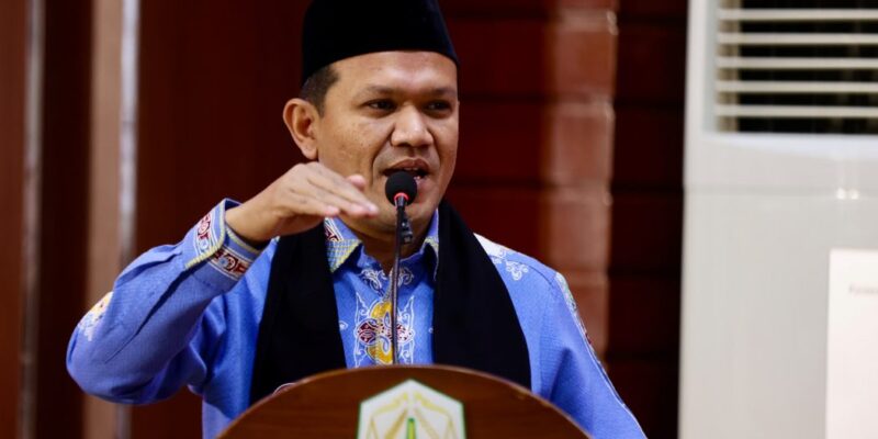 Wakil Gubernur Aceh, H. Fadhlullah, saat memberikan sambutan pada acara pelantikan Pengurus Persaudaraan Pidie Raya (PIRA) Periode 2026–2029 di Anjong Mon Mata, Banda Aceh, Kamis (27/8/2026). Foto: Dok. Biro Adpim Setda Aceh 