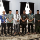 Wakil Direktur Umum Administrasi Umum dan Keuangan RSUD Meuraxa, Darwis, SKM., M.Kes., bersama jajaran manajemen bersilaturahmi dengan Pimpinan Dayah Thalibul Huda Bayu, Tgk. H. Hasbi Albayuni (Abi Bayu), membahas kerja sama rujukan kesehatan santri, Kamis (27/8/2026). Foto: Dok. Diskominfo Kota Banda Aceh