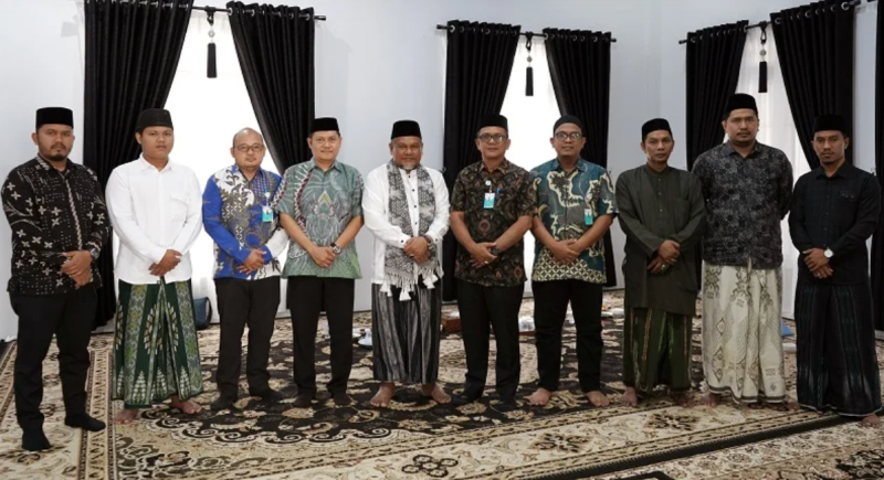 Wakil Direktur Umum Administrasi Umum dan Keuangan RSUD Meuraxa, Darwis, SKM., M.Kes., bersama jajaran manajemen bersilaturahmi dengan Pimpinan Dayah Thalibul Huda Bayu, Tgk. H. Hasbi Albayuni (Abi Bayu), membahas kerja sama rujukan kesehatan santri, Kamis (27/8/2026). Foto: Dok. Diskominfo Kota Banda Aceh